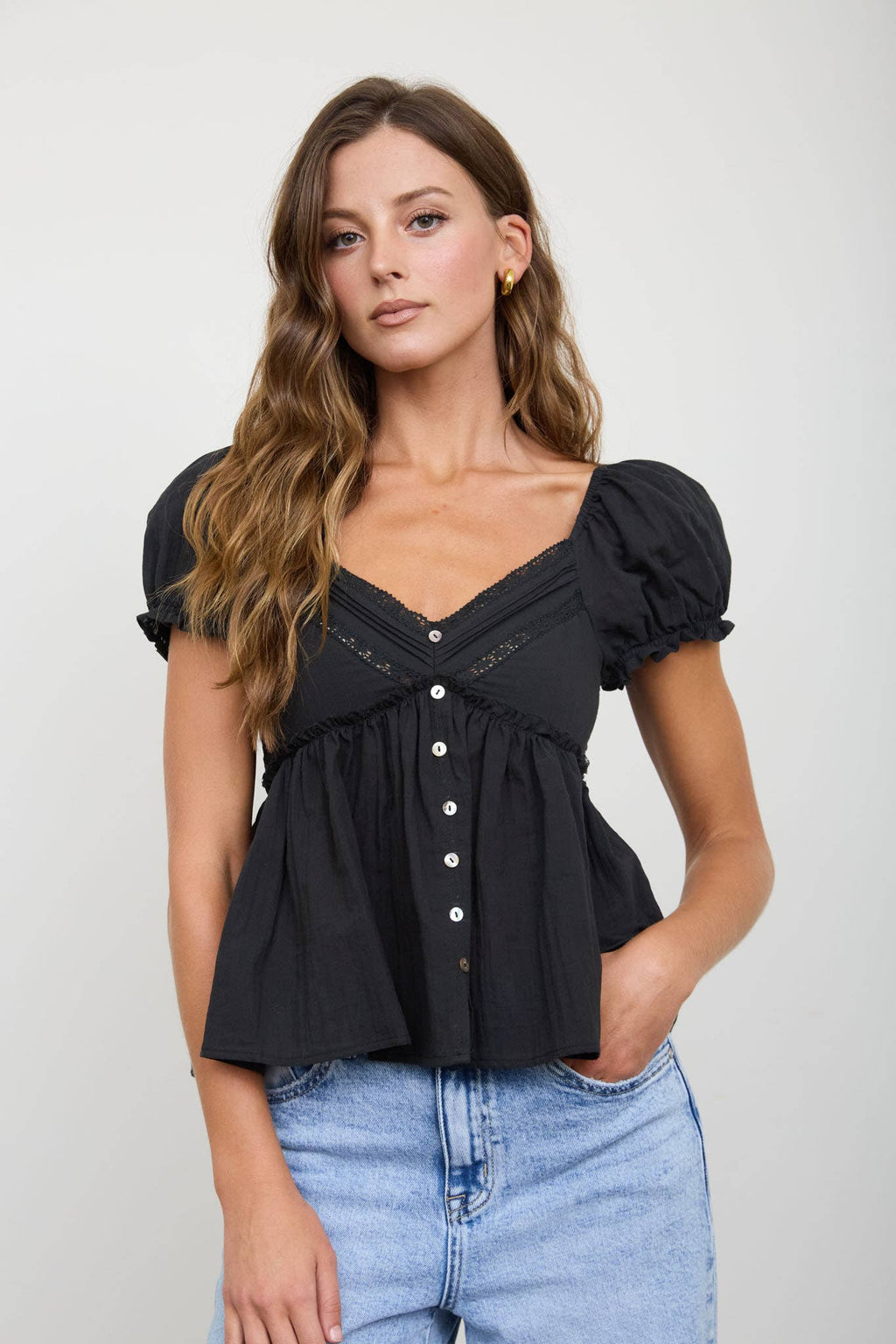 V NECK LACE PUFF SLEEVE TOP