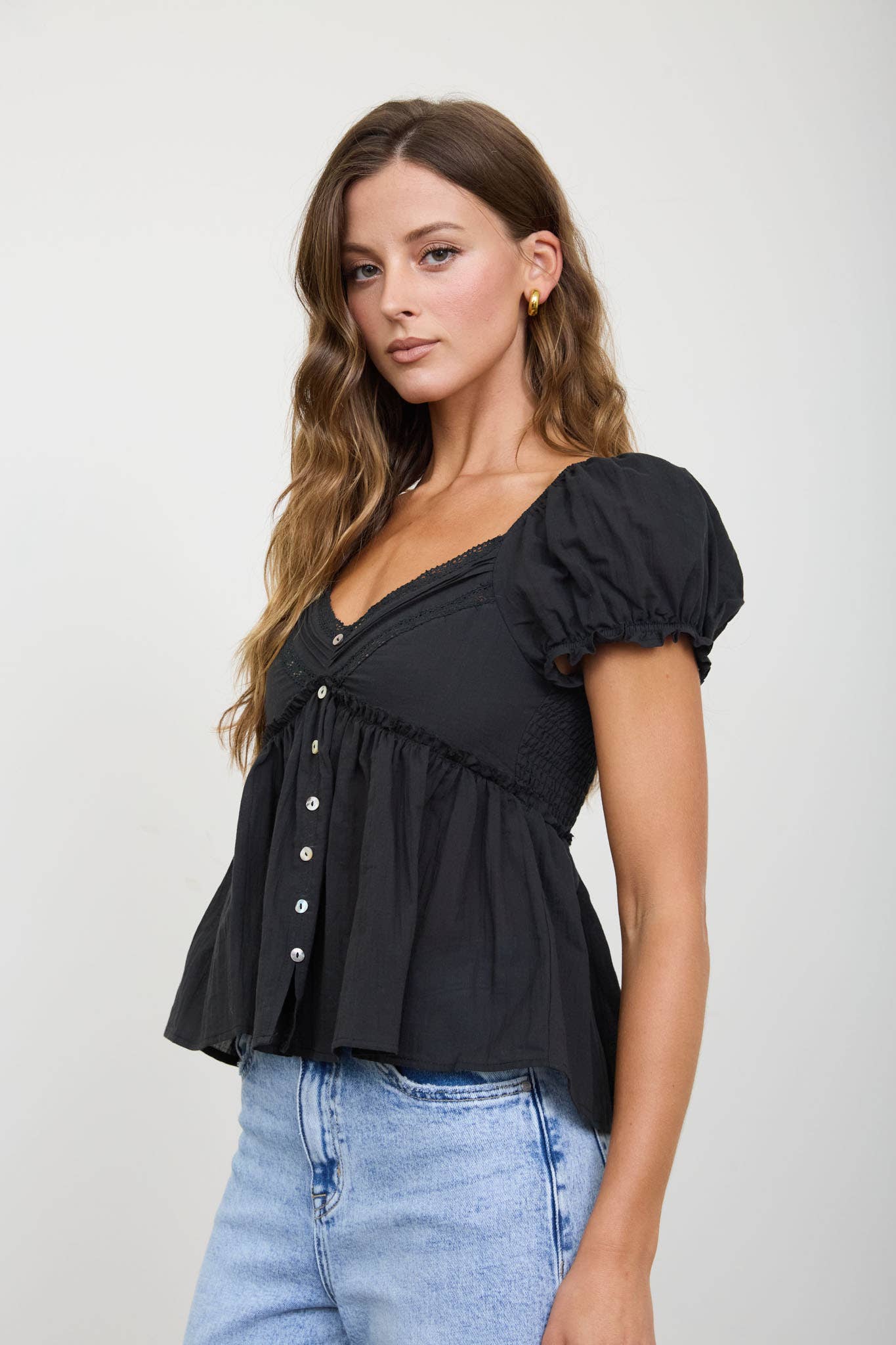 V NECK LACE PUFF SLEEVE TOP
