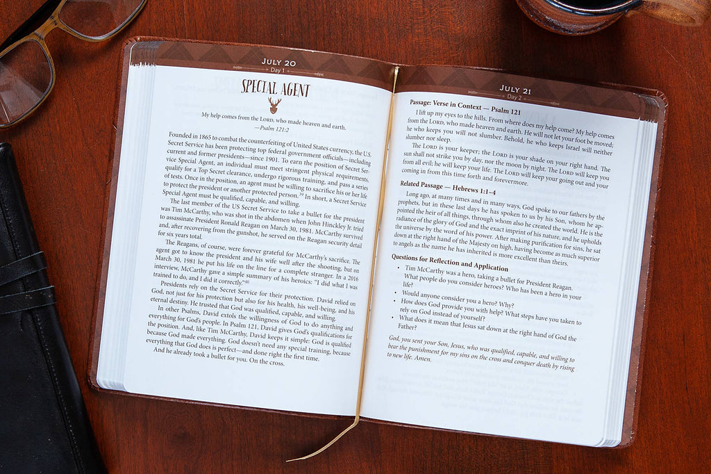 Daily Strength for Men (Daily Devotional)