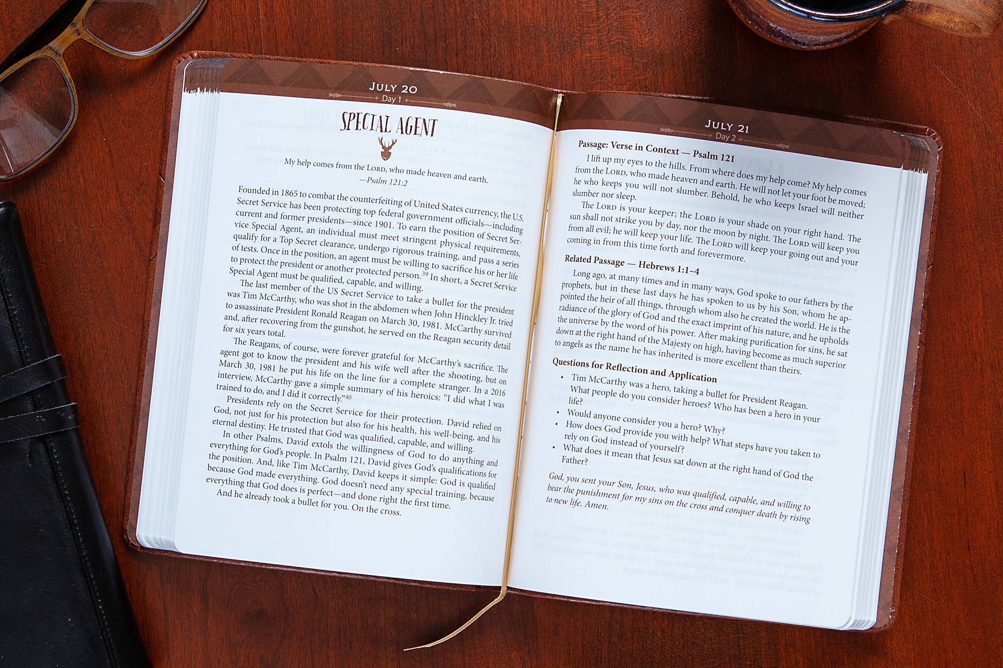 Daily Strength for Men (Daily Devotional)
